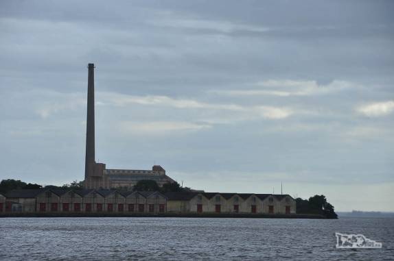 A silhueta inconfundível do Gasômerto, com sua chaminé de mais de 100 metros de altura, em Porto Alegre, a capital do Rio Grande do Sul